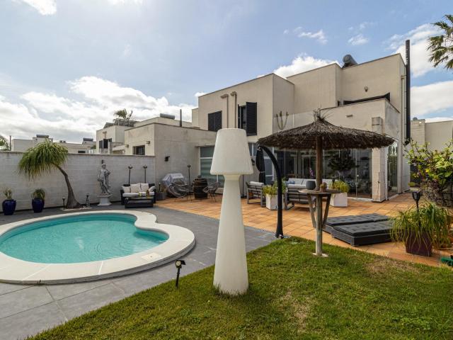 Chalet pareado con parcela de 300 m2, piscina privada y sótano en Los Altos de Croft