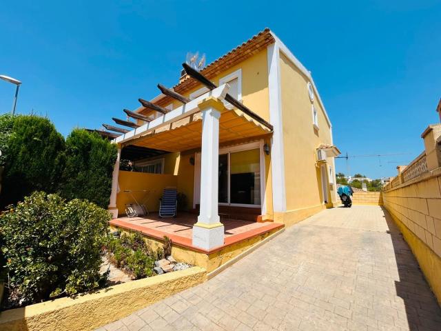 CHALET PAREADO CON PARCELA EN LA NUCIA