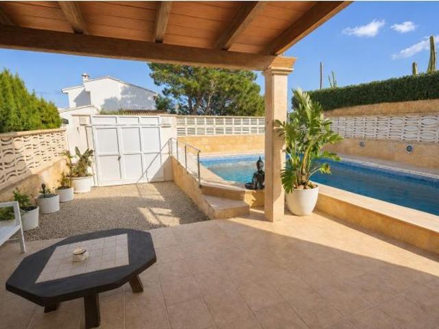 Chalet pareado con piscina y vistas a la bahía de Palma en Badia Gran