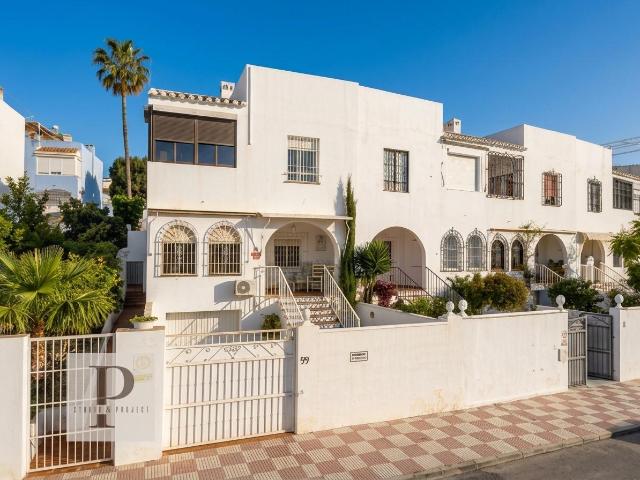 CHALET PAREADO CON VISTAS PANORÁMICAS A LA BAHÍA Y SOLÁRIUM EN LA COLINA