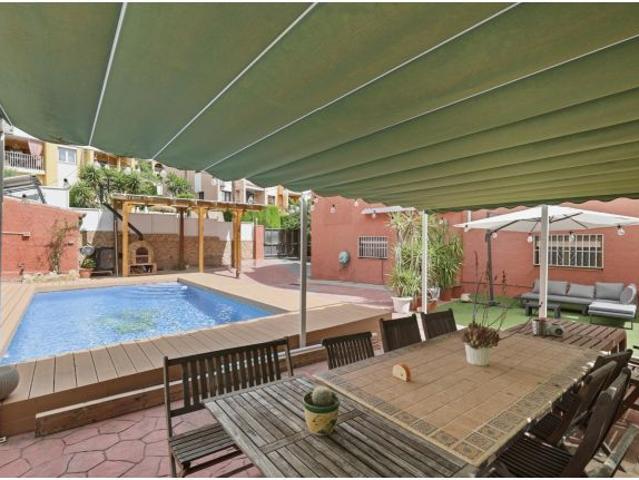 Chalet pareado de 4 plantas con piscina, placas solares y amplias zonas exteriores en Calicanto Chi