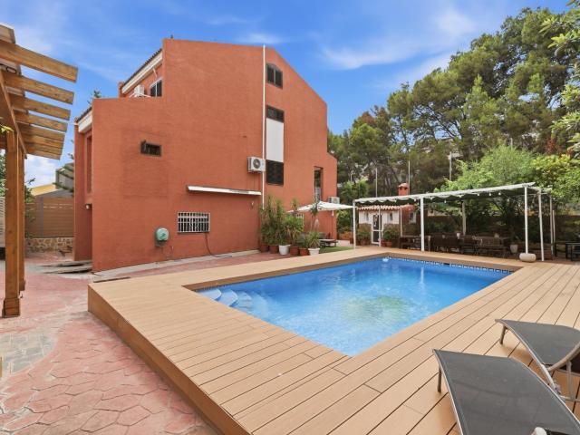 Chalet pareado de 4 plantas con piscina, placas solares y amplias zonas exteriores en Calicanto Chiva