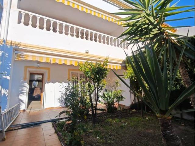 Chalet pareado de esquina con buhardilla, sótano y garaje para dos coches