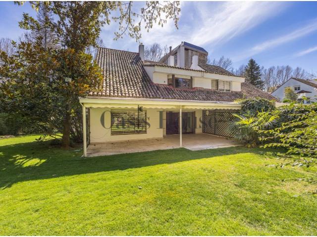 CHALET PAREADO EN URBANIZACIÓN PRIVADA EN PUERTA DE HIERRO