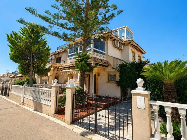 Chalet pareado en venta en Orihuela Costa