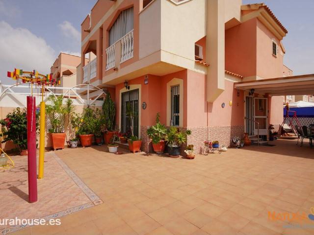 Chalet pareado en en esquina en venta en Alcolar