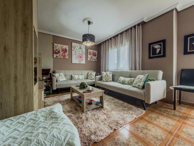 CHALET PAREADO EN ESQUINA CON JARDÍN Y GARAJE JUNTO A CABÁRCENO