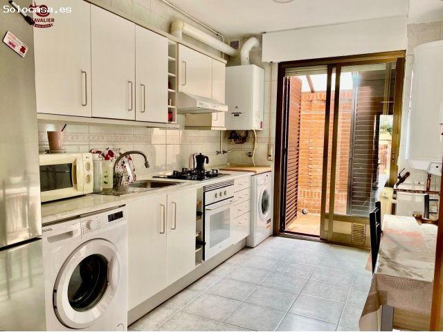 Chalet pareado en esquina de 183m2 con 4 dormitorios, 2 baños y aseo de servicio. Situado en la urba