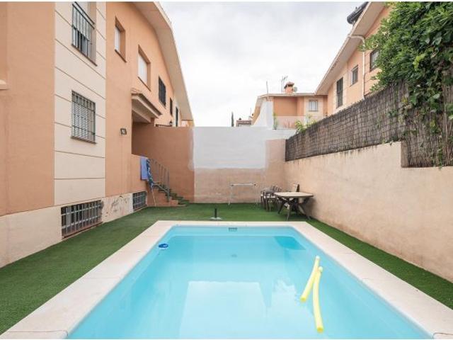 Chalet Pareado en Huétor Vega con Piscina Ideal para Familias