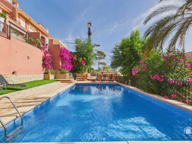 Chalet pareado Piscina comunitaria en urbanización securizada Cas Catala Calle Bell Puig