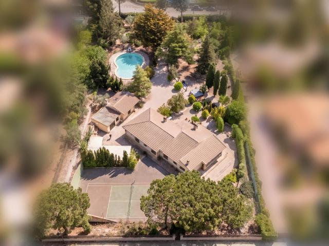 Chalet premium con 4.251m de parcela, piscina, pista de tenis y casa de invitados independiente