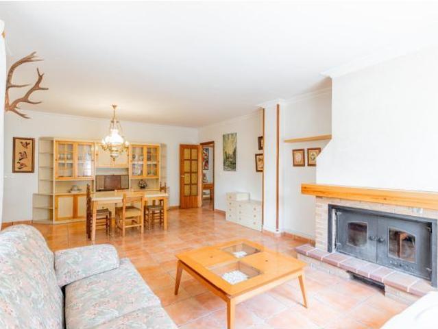 Chalet premium con 4.251m de parcela, piscina, pista de tenis y casa de invitados independiente