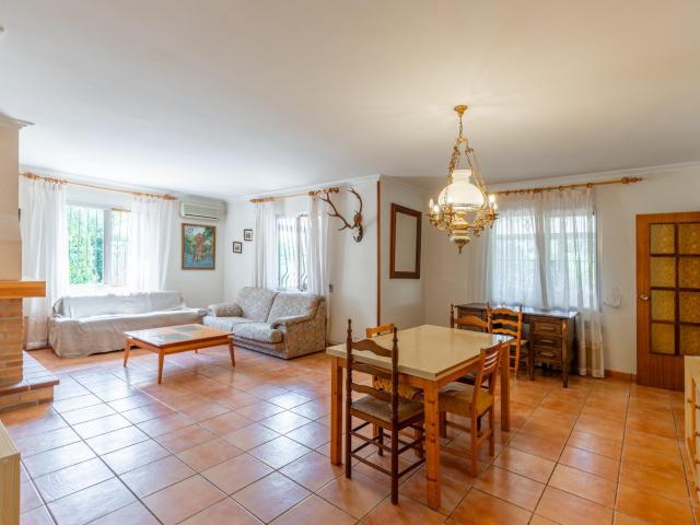 Chalet premium con 4.251m de parcela, piscina, pista de tenis y casa de invitados independiente