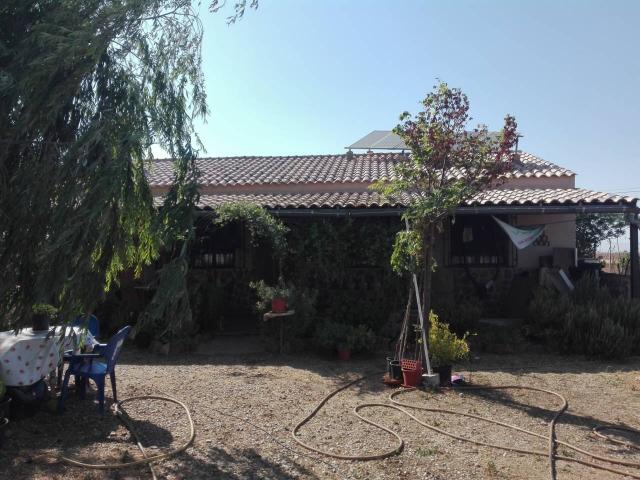 Chalet próxima a la población y junto a la carretera