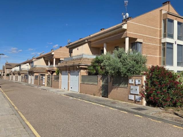 Chalet, Roales