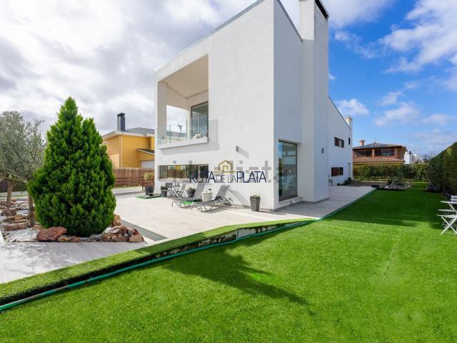 Chalet, Roales