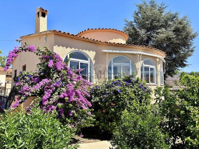 Chalet, Roses