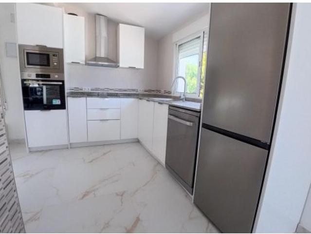 Chalet reformado de 2 habitaciones, piscina, parking y parcela de 880m2