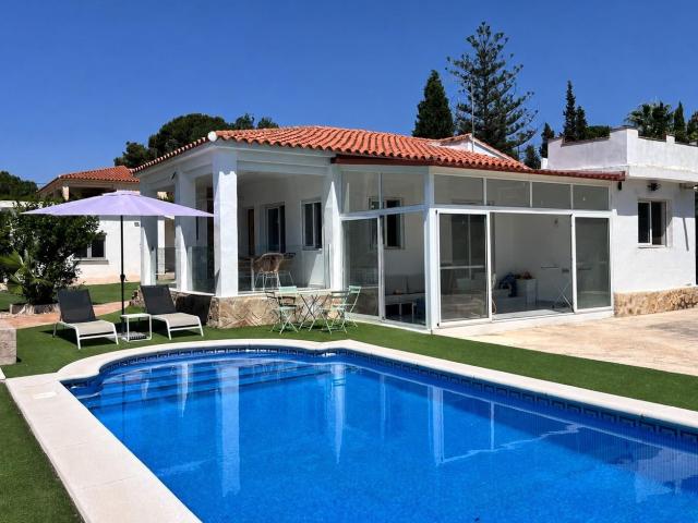 Chalet reformado en una planta, parcela esquinera y vivienda auxiliar