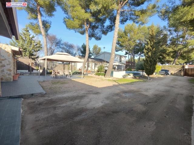 CHALET REFORMADO TOTALMENTE AMUEBLADO CON PISCINA Y PATIO DE 700 METROS