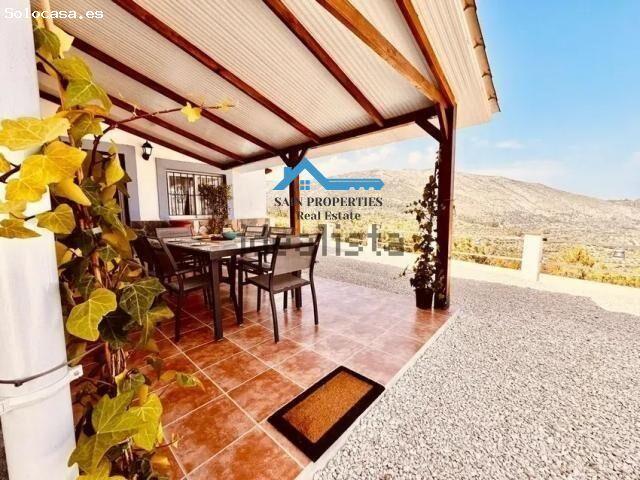 Chalet Renovado en Tárbena: Vistas y Autosuficiencia