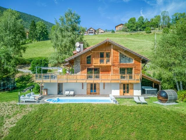 Chalet rénové à proximité de La Clusaz, Vue montagnes avec piscine