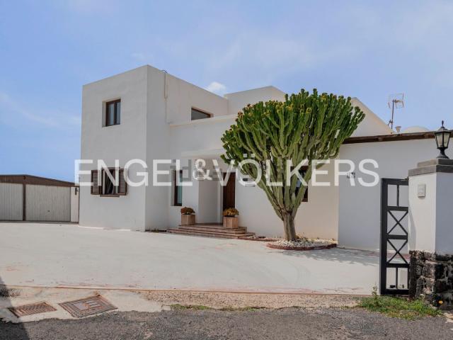 Chalet, Tias