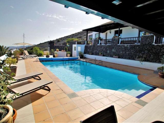 Chalet, Tias