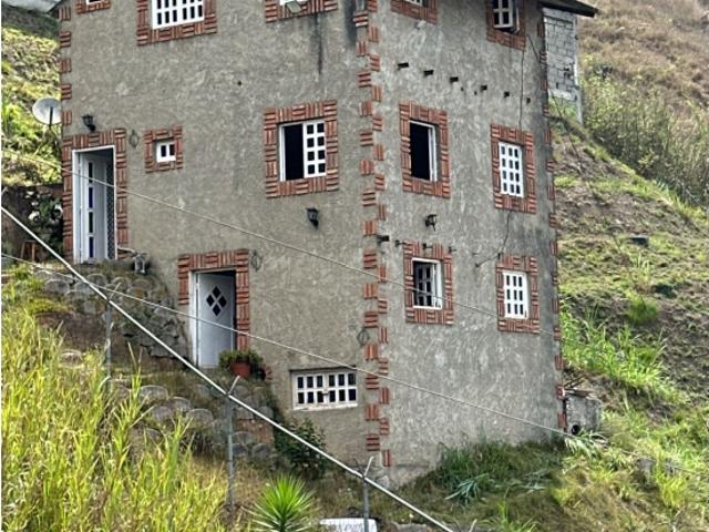 CHALET TIPO COLONIAL JUNQUITO
