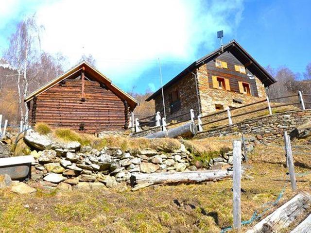 Chalet und Stall mit grossem Grundstück an sehr sonniger, ruhiger Aussichtslage / 2 cascine di montagna con grande terreno