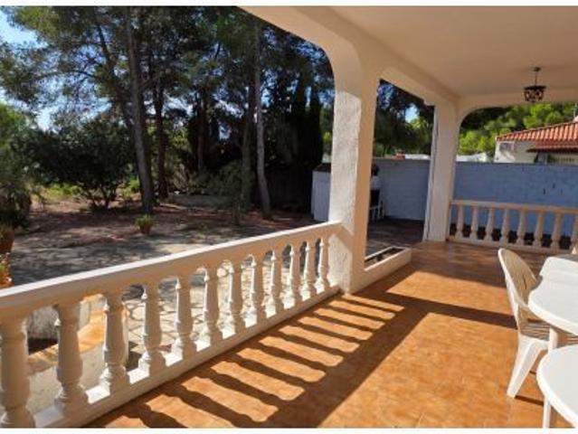 Chalet unifamiliar con gran parcela ajardinada a 750 m de las calas de L’Ametlla de Mar