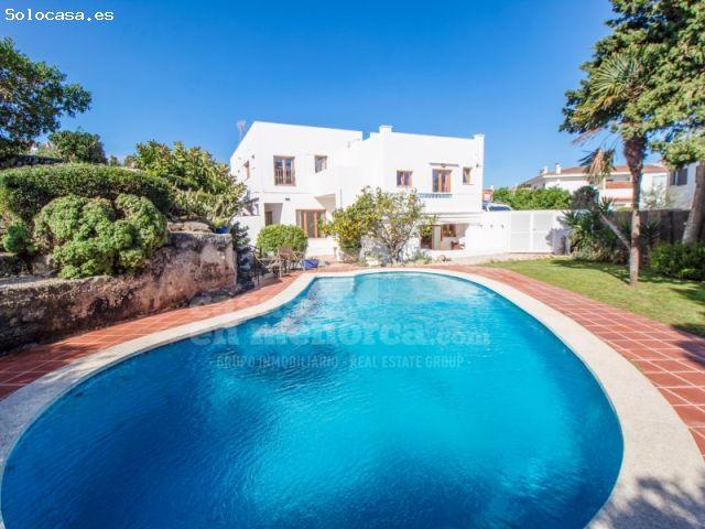 Chalet unifamiliar con piscina en Santa Ana