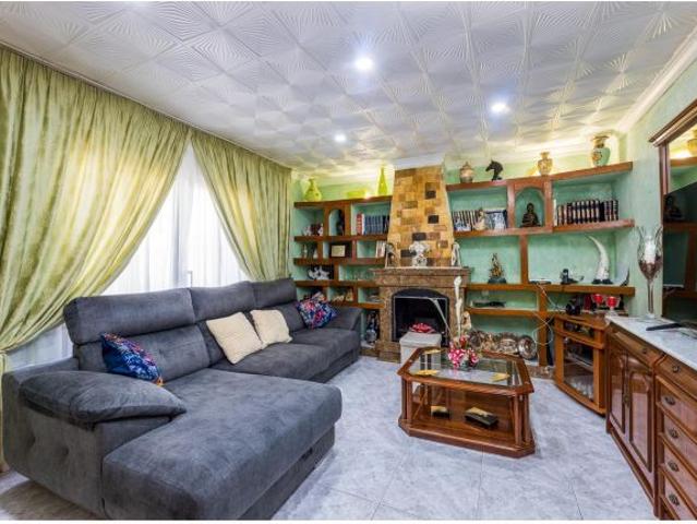 Chalet unifamiliar con piscina y garaje