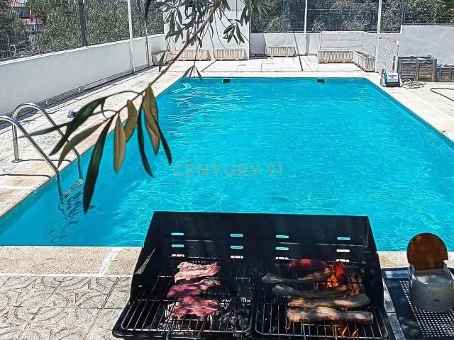Chalet unifamiliar en gran parcela ajardinada, piscina y bodega en La Sierrilla Cáceres