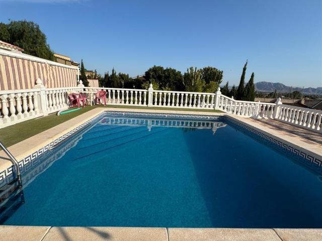 Chalet Unifamiliar en Parcela Privada con Piscina y Zona de. 217m² Albatera