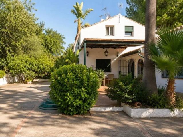 Chalet unifamiliar en venta en Carmona