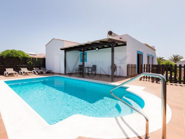 Chalet Unifamiliar en Villaverde: 3 Dormitorios, Piscina y Licencia VV