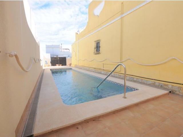 Chalet unifamiliar individual con orientación sureste y piscina privada