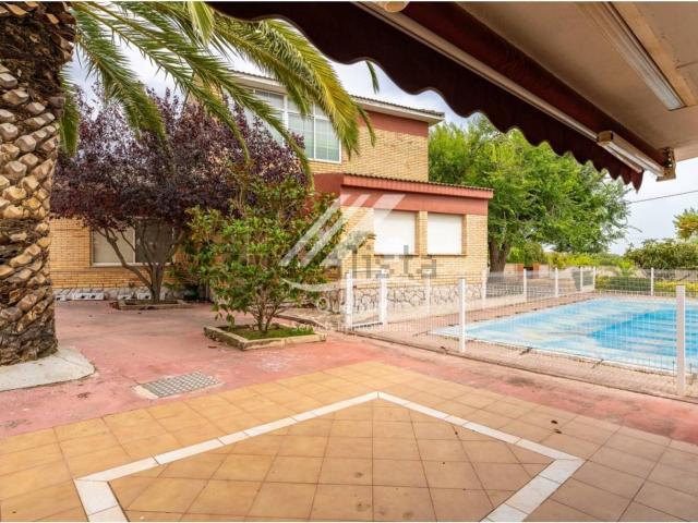 Chalet, Vallmoll