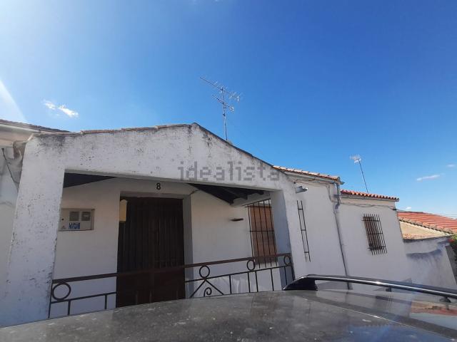 Chalet, Vecinos