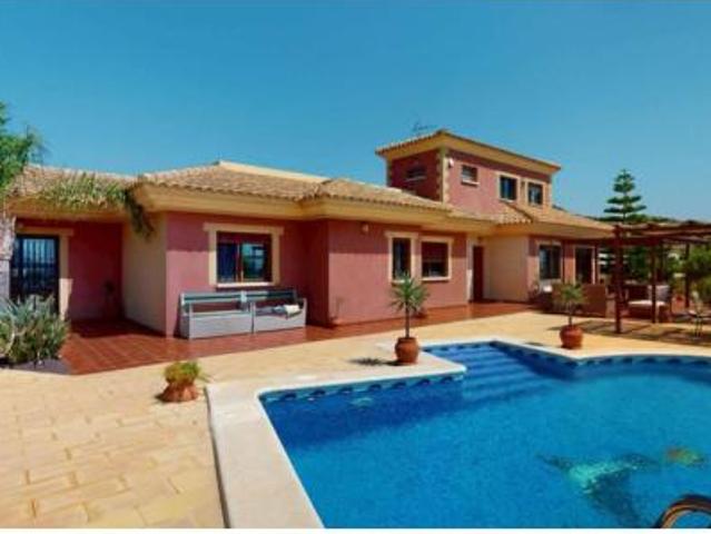 Chalet Venta Águilas, Centro