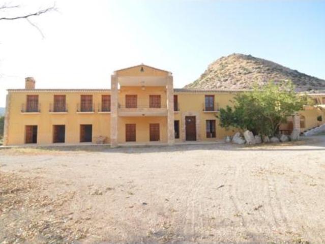 Chalet Venta Águilas, Centro