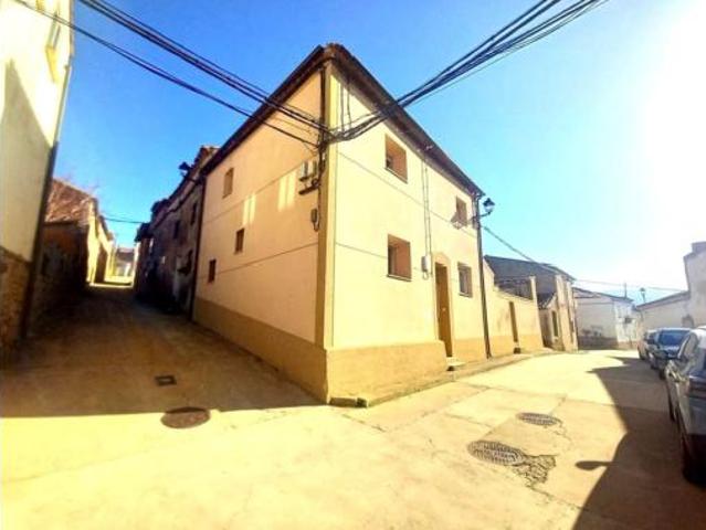 Chalet Venta Ólvega, Muro