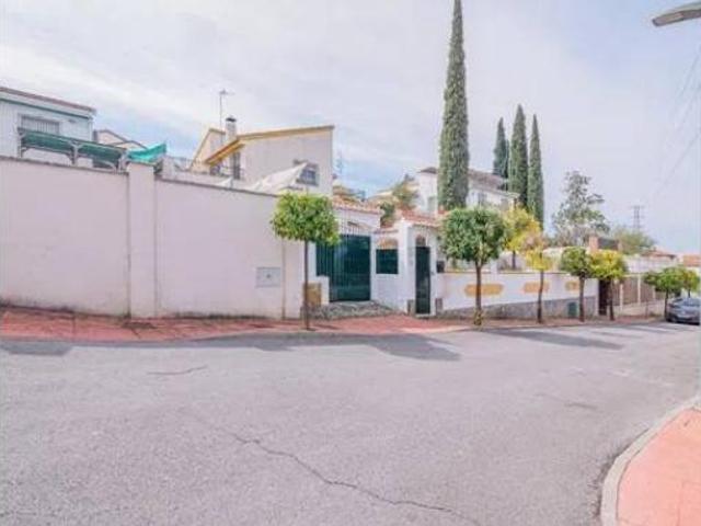 Chalet Venta Peligros, Peligros