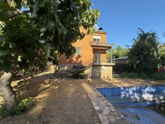 Chalet Venta Robledo de Chavela, Urbanización La Suiza Española