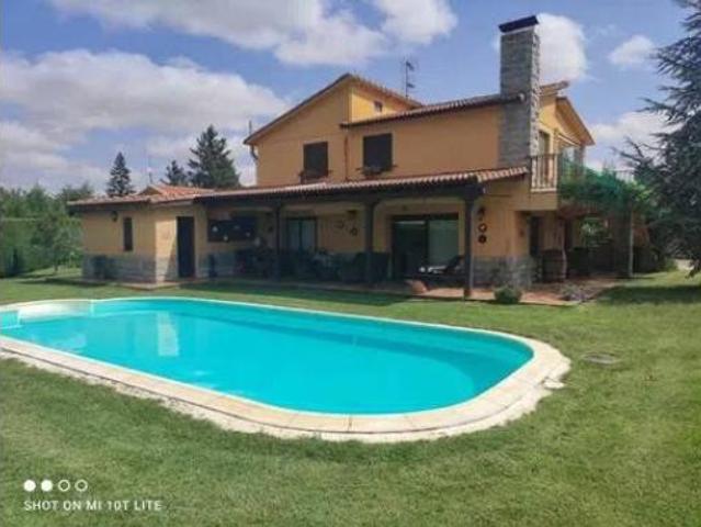 Chalet Venta Valencia de Don Juan, Cabañas