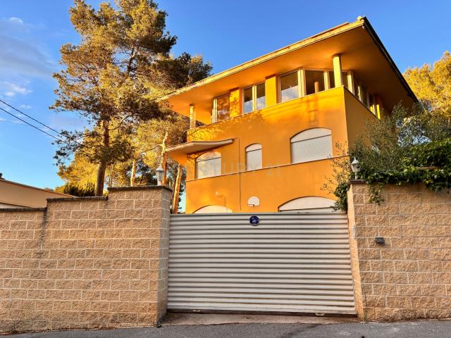 Chalet / vivienda independiente en Banyeres de Mariola con amplia terraza, garaje y gran potencial