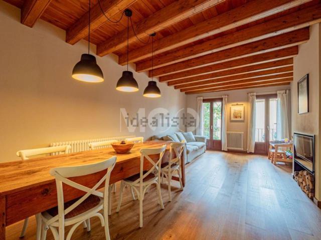 Chalet, Vic