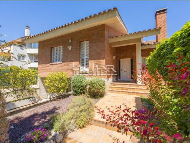Chalet, Vic