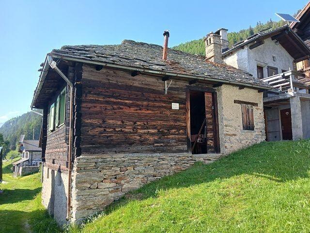 Chalet zum Ausbauen mit grosser Wiesenfläche sehr ruhig und sonnig / Finca zum Renovieren mit großem Rasen